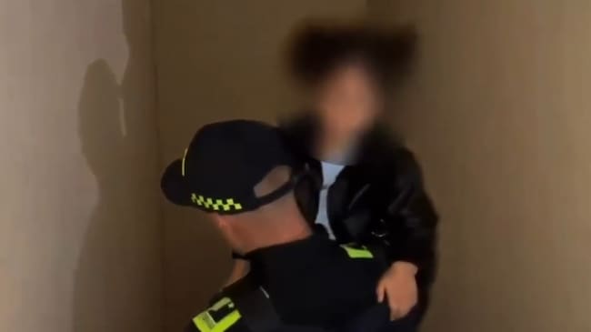 Niña de tres años es encontrada sin supervisión en una vivienda en Los Mártires. Foto: Policía Metropolitana de Bogotá.