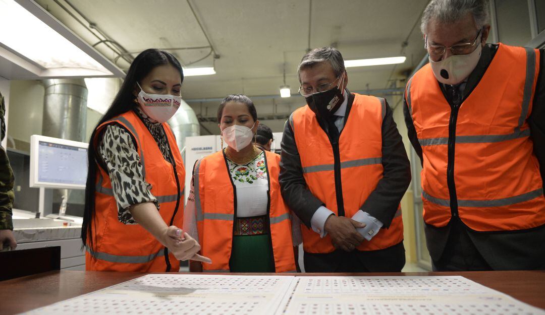 La presidenta del Consejo Nacional Electoral de Ecuador, Diana Atamaint, revisa los tarjetones de las elecciones generales del 7 de febrero. 