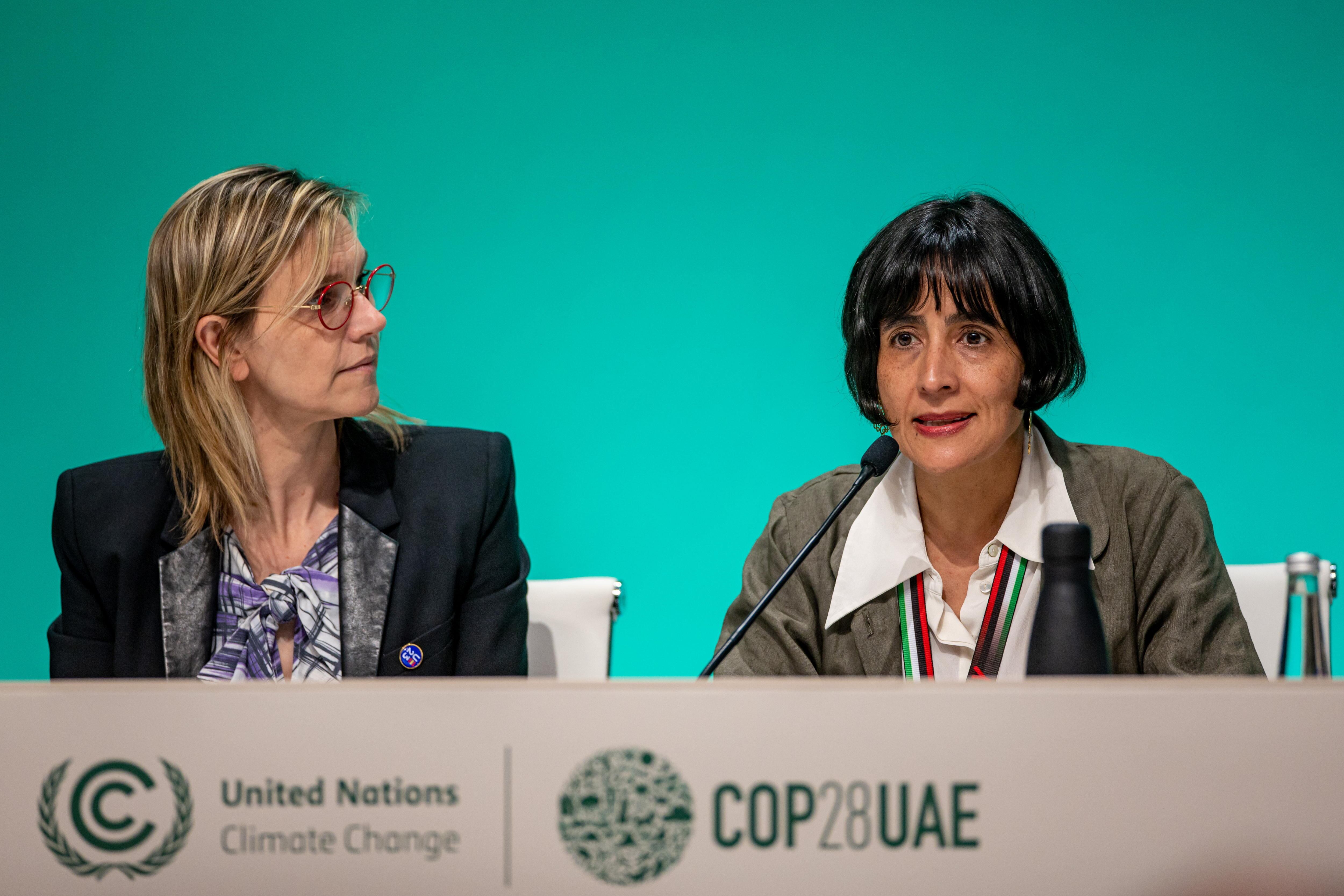 La ministra de Transición Energética de Francia, Agnes Pannier-Runacher (izq) y la ministra de Ambiente y Desarrollo Sostenible de Colombia, Susana Muhamad (der) durante su participación de la Cumbre Climática de Dubái. 

(FOTO: EFE/EPA/MARTIN DIVISEK)