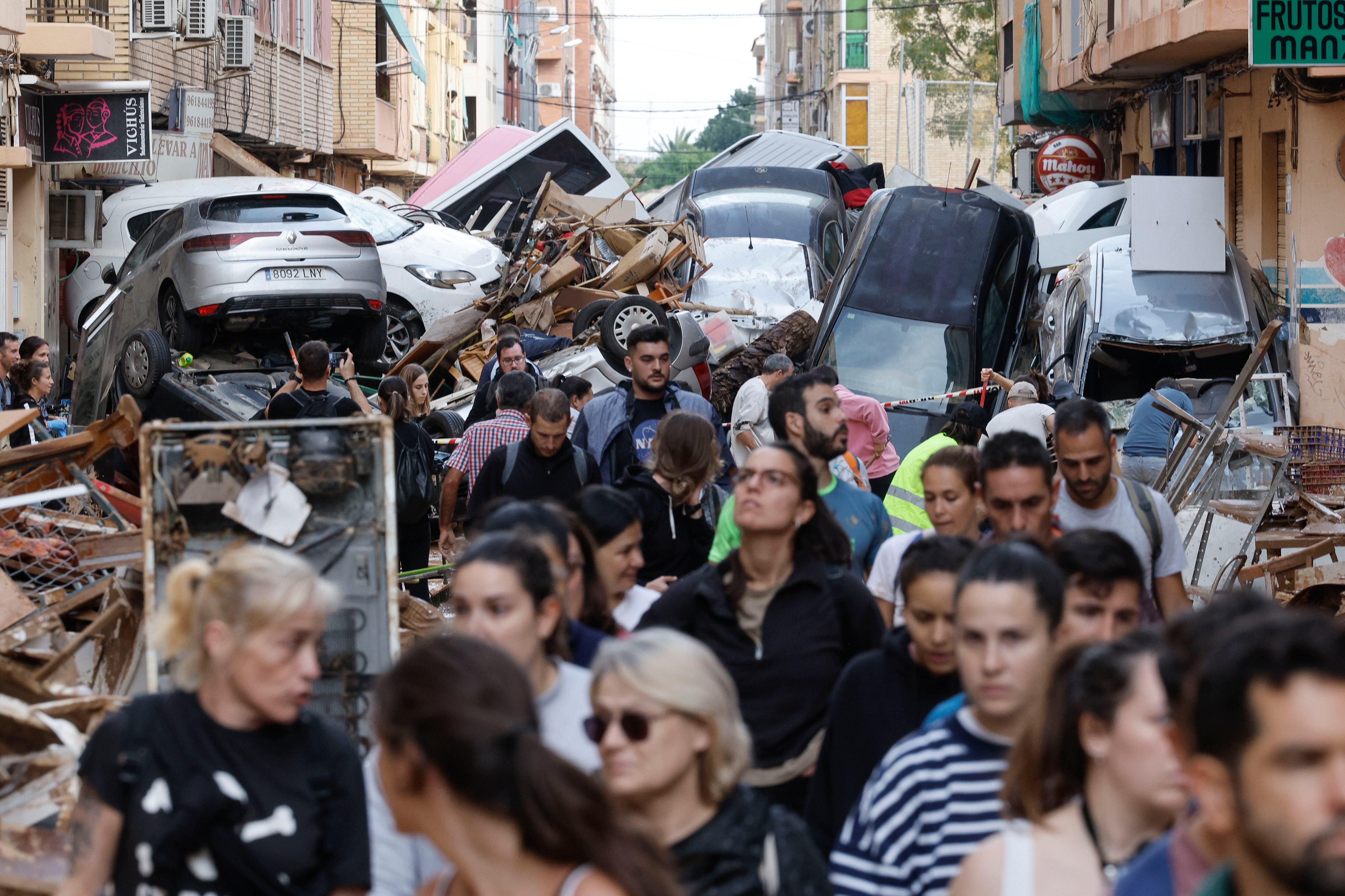 Debido a las inundaciones en Valencia, 15.000 personas siguen sin electricidad en Valencia y otras 250.000 están sin teléfono. (Foto: EFE)