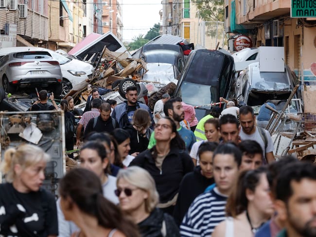 Debido a las inundaciones en Valencia, 15.000 personas siguen sin electricidad en Valencia y otras 250.000 están sin teléfono. (Foto: EFE)