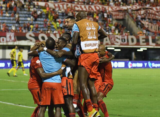 Los jugadores de América festejan una de sus tres anotaciones ante Alianza Petrolera / Colprensa.