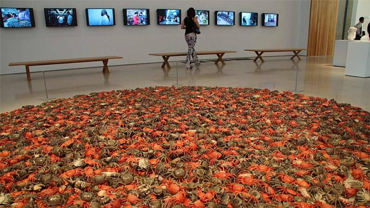 El polémico creador chino es una de las figuras más destacadas de su país, al que regresó en 1993, al cabo de diez años en EE.UU. En 2001, Weiwei fue arrestado por 81 días y finalmente procesado por evasión de impuestos, marcando lo que muchos consideran una "caída en desgracia" con el gobierno chino.