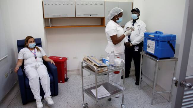 Una enfermera se prepara para aplicar una vacuna contra la covid-19 en el Hospital Universitario del Valle del Cauca