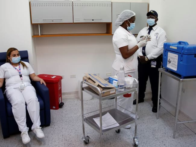 Una enfermera se prepara para aplicar una vacuna contra la covid-19 en el Hospital Universitario del Valle del Cauca