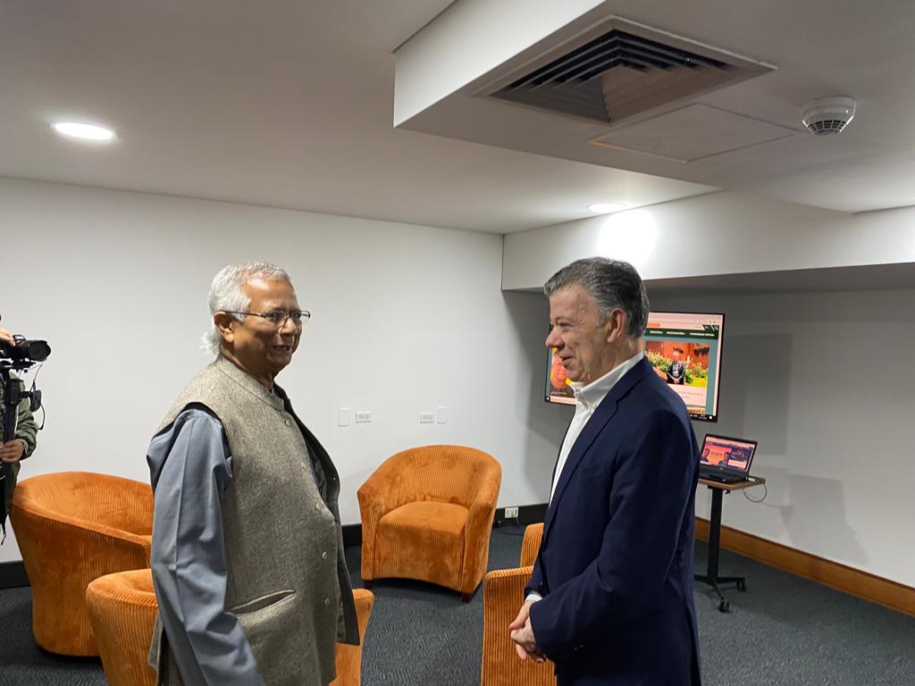 Juan Manuel Santos y  Muhammad Yunus.