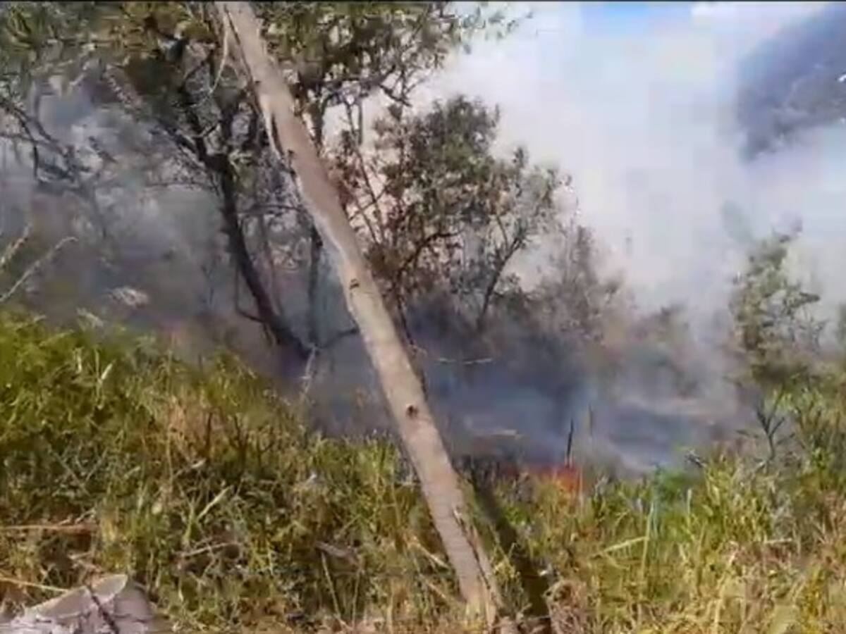 Incendio en Tibaná amenaza viviendas