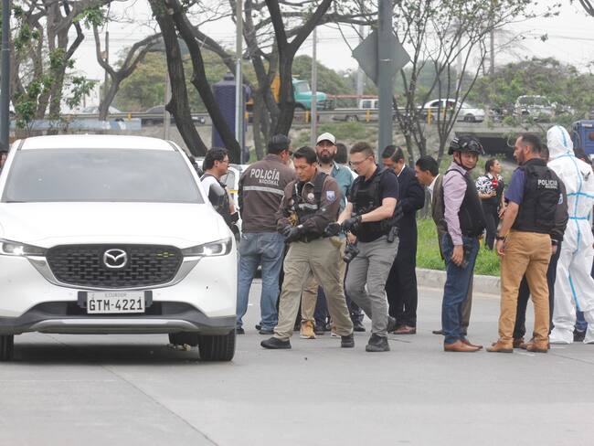 AME533. GUAYAQUIL (ECUADOR), 17/01/2024.- Policías investigan el vehículo con impactos de bala en el que se encontraba el fiscal César Suárez al ser asesinado, hoy en una zona al norte de Guayaquil (Ecuador). El fiscal ecuatoriano que investigaba el asalto de un grupo armado a un canal de televisión en Guayaquil fue asesinado este miércoles a tiros en medio del "conflicto armado interno", decretado por el Gobierno de Ecuador para atajar la espiral de violencia desatada la semana pasada por grupos del crimen organizado. EFE/Jonathan Miranda