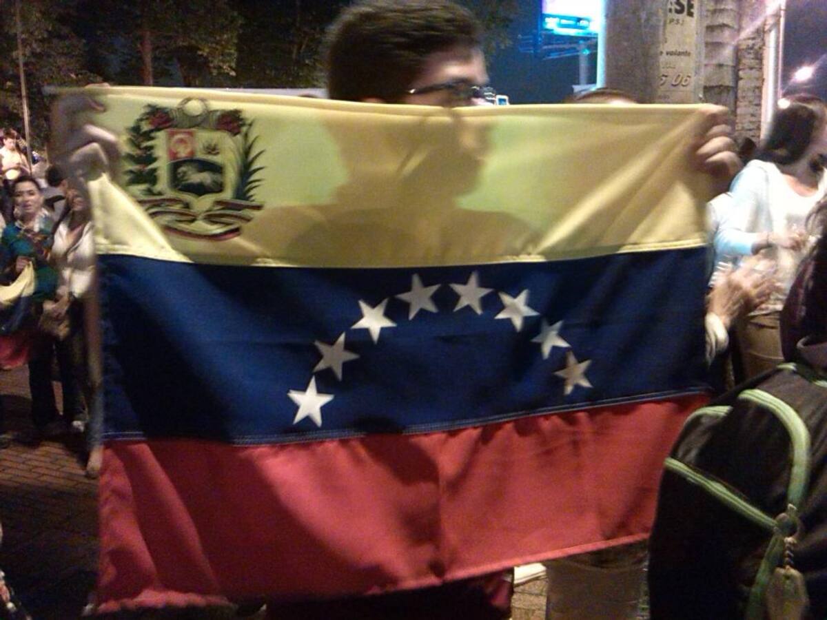 Decenas de venezolanos y colombianos que los apoyaban se manifestaron con pancartas en contra del Gobierno de Nicolás Maduro.