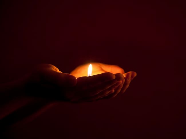 Persona con una vela entre sus manos (Getty images)
