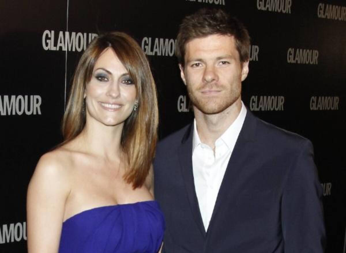 El mediocampista madridista Xabi Alonso y su esposa Nagore Aramburu.