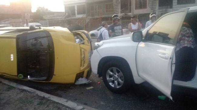 Dos de los tres vehículos involucrados en el accidente de la Autopista Sur.