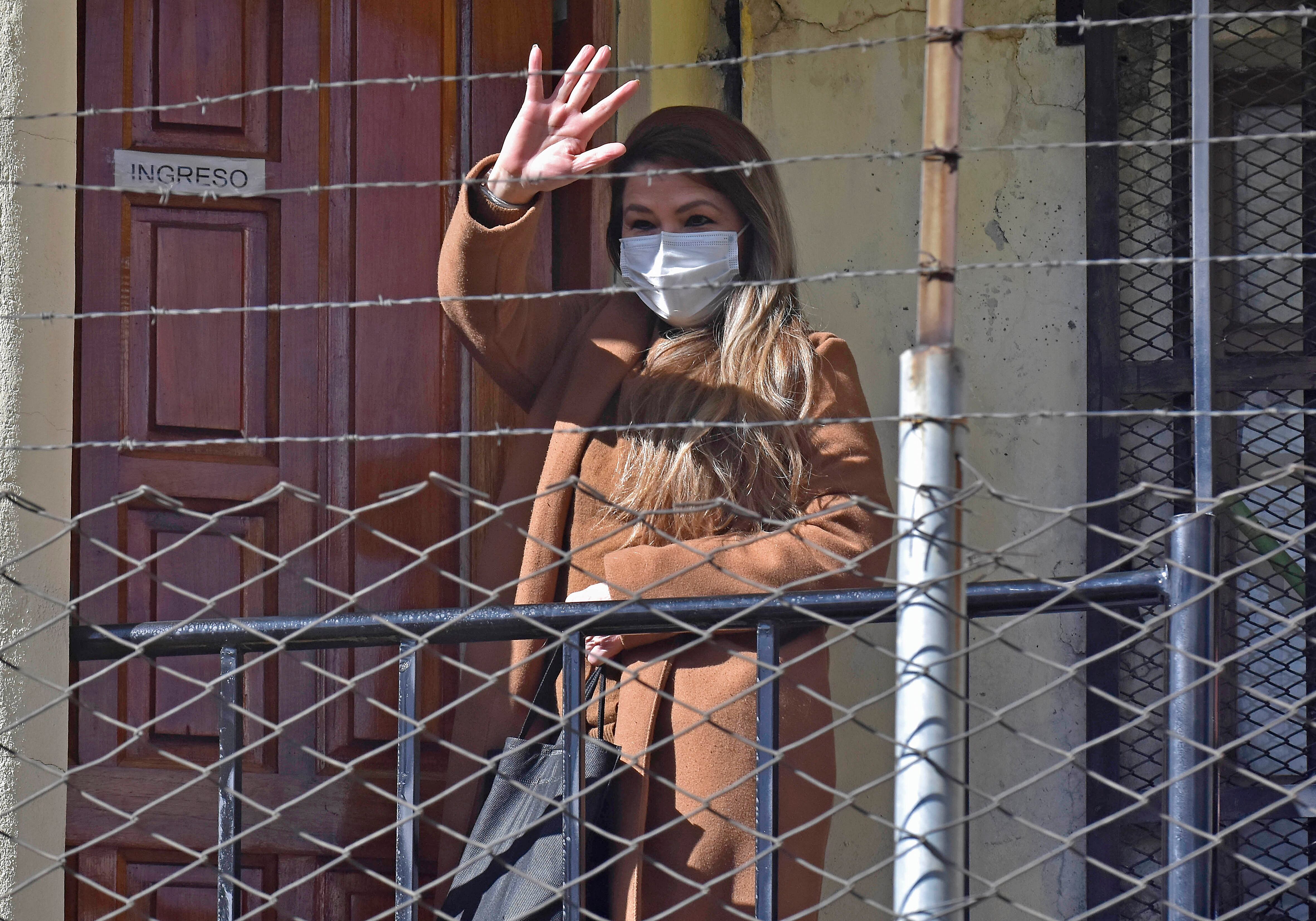 AME6821. LA PAZ (BOLIVIA), 13/03/2024.- Fotografía de archivo fechada el 15 de junio de 2022 de la expresidenta interina de Bolivia Jeanine Áñez en la cárcel de Mujeres de Miraflores, en La Paz (Bolivia). La expresidenta interina de Bolivia Jeanine Áñez (2019-2020) reafirmó su inocencia al cumplirse este miércoles tres años de su detención por los hechos que desencadenaron la crisis política y social  de 2019, y exigió al Organismo Judicial boliviano su liberación. "Hace tres años, hace 1095 días, fui secuestrada, arrancada de mi familia y mi lugar en la ciudad de Trinidad, Beni (departamento), hacia la ciudad de La Paz, ilegal centro de detenciones asignado por Evo Morales, para encarcelar a sus adversarios políticos", expresó Áñez en una carta manuscrita que publicó en sus redes sociales. EFE/Stringer