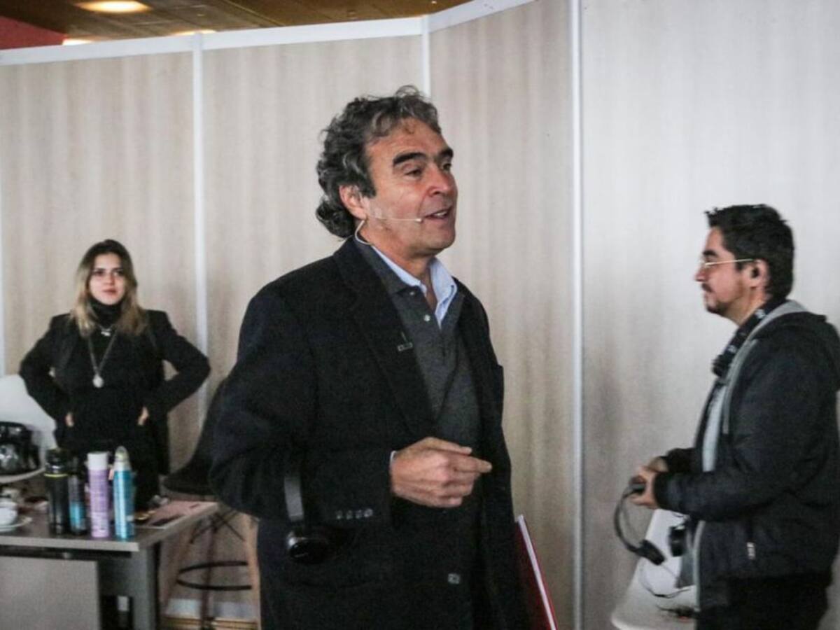 Fajardo: “Personas privilegiadas debemos aportar más en un país en crisis”