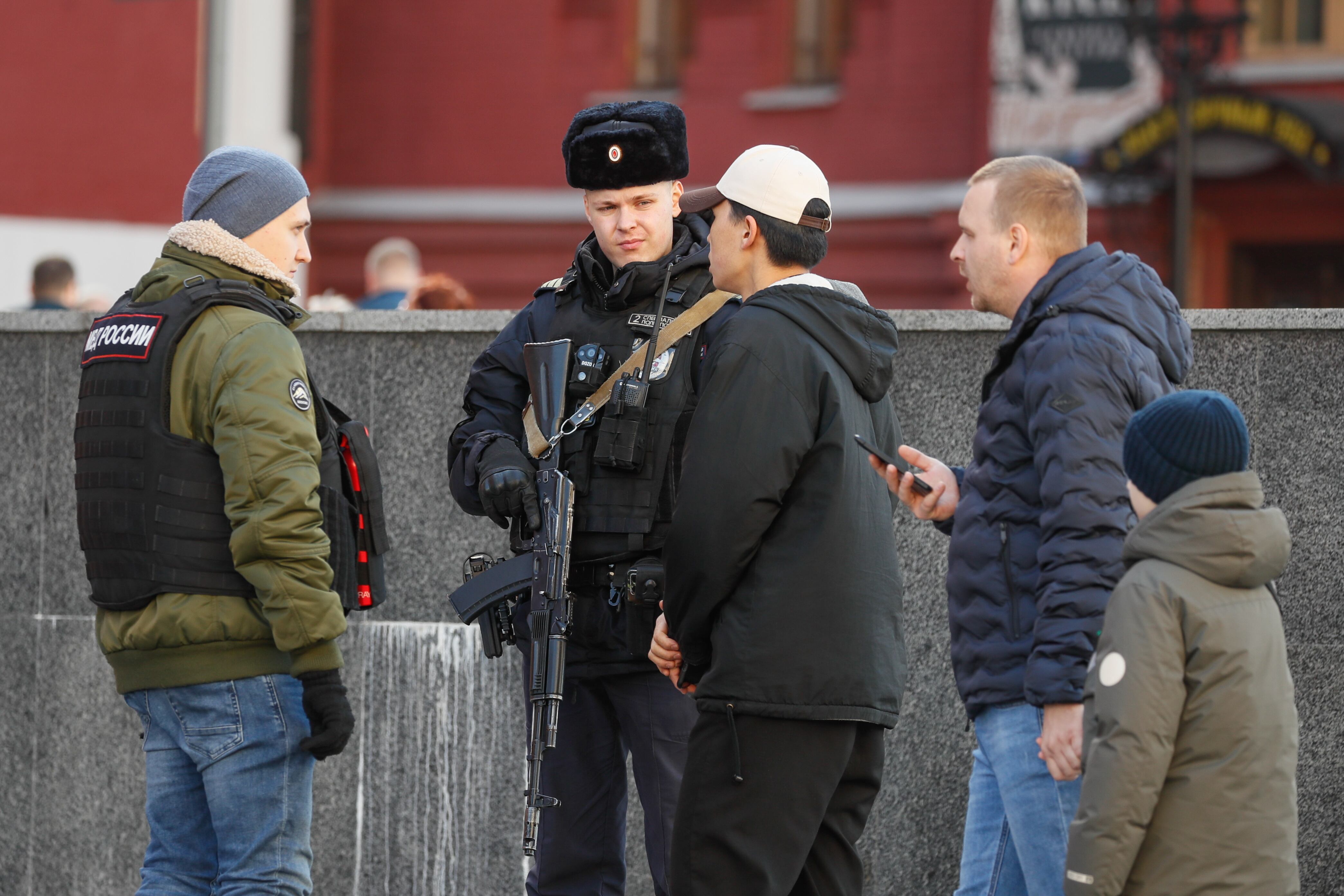 Conversación entre ciudadanos rusos y autoridades de seguridad en la Plaza Roja de Rusia, donde ha aumentado la presencia de autoridades para evitar un ataque terrorista.
Foto: EFE/EPA/YURI KOCHETKOV