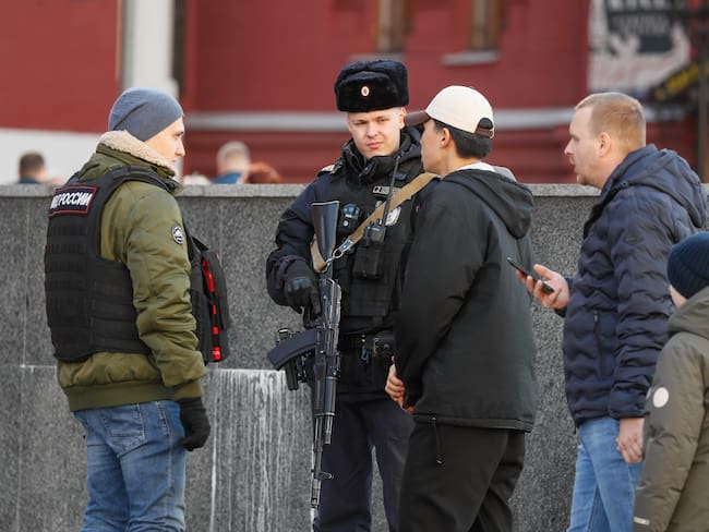 Conversación entre ciudadanos rusos y autoridades de seguridad en la Plaza Roja de Rusia, donde ha aumentado la presencia de autoridades para evitar un ataque terrorista. 


Foto:   EFE/EPA/YURI KOCHETKOV