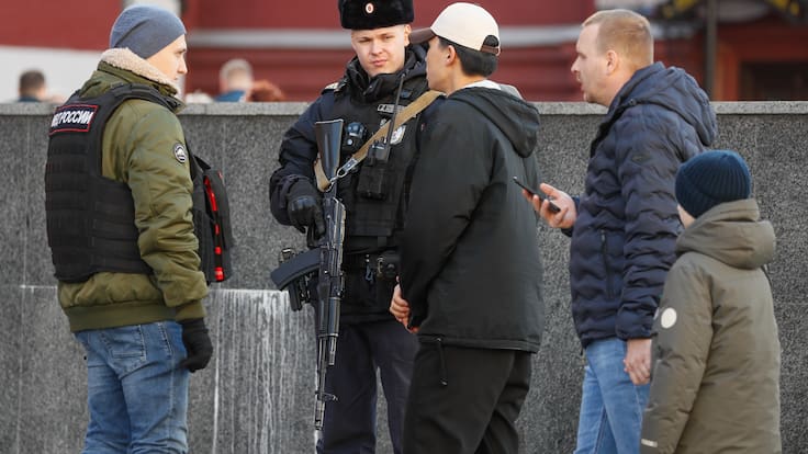 Moscow (Russian Federation), 27/03/2024.- Police officers keep watch near the Red Square amid tighten security measures in the wake of a terrorist attack at the Crocus City Hall concert venue, in Moscow, Russia, 27 March 2024. At least 139 people were killed and more than 180 hospitalized after a group of gunmen attacked the concert hall in the Moscow region on 22 March evening, Russian officials said. Eleven suspects, including all four gunmen directly involved in the terrorist attack, have been detained, according to Russian authorities. (Terrorista, Atentado terrorista, Rusia, Moscú) EFE/EPA/YURI KOCHETKOV