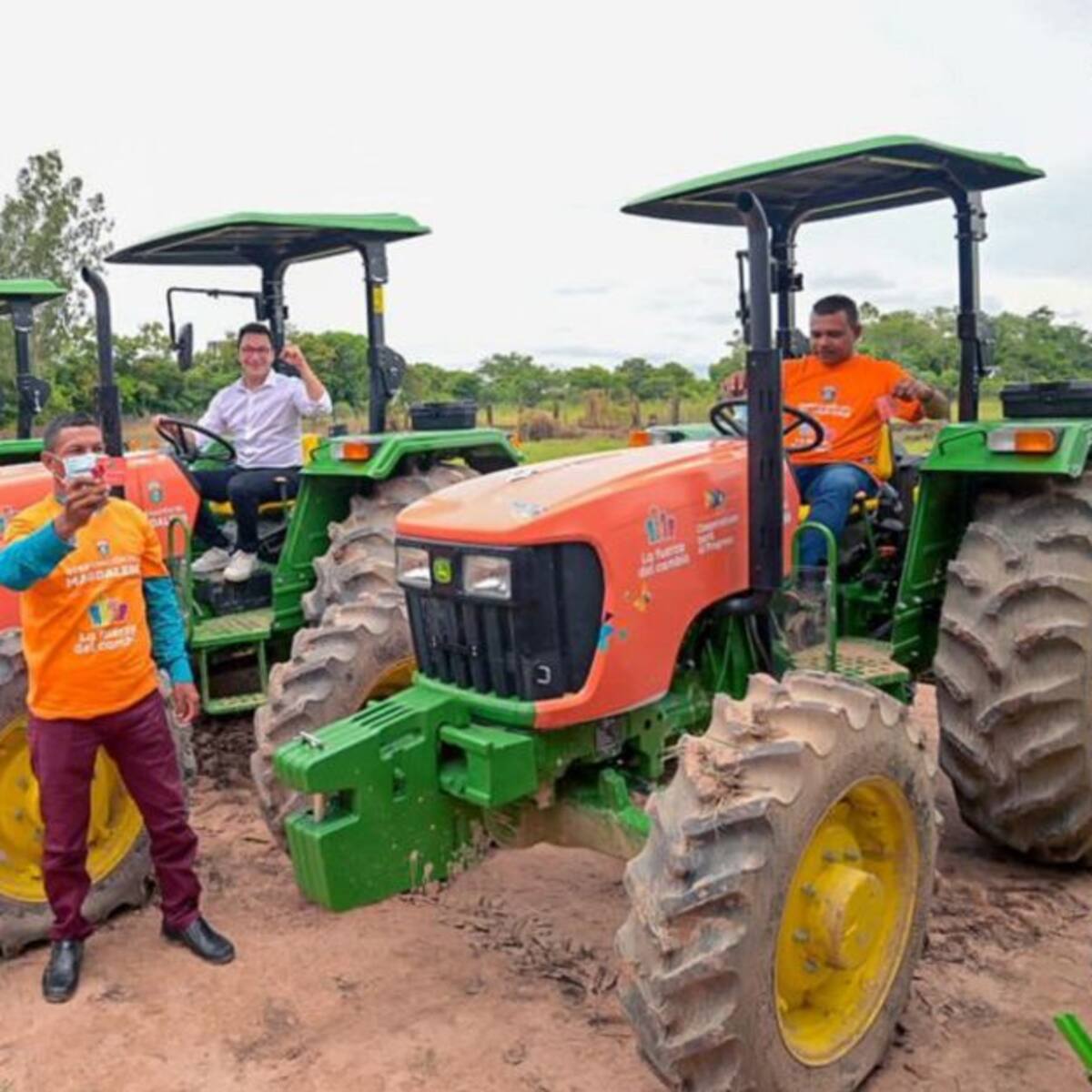 Entrega de 3 maquinarias verdes fortalece cultivos en el Magdalena