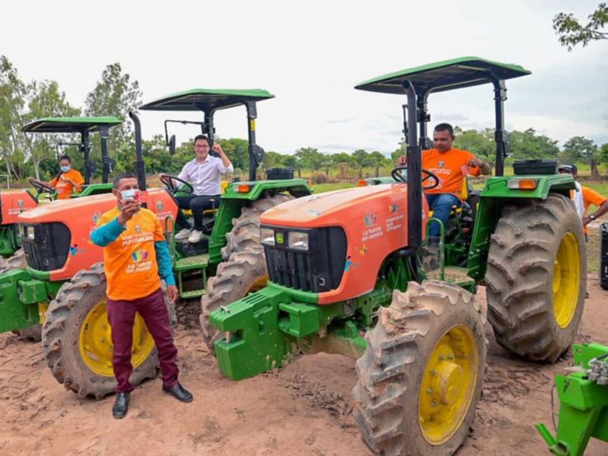 Entrega de 3 maquinarias verdes fortalece cultivos en el Magdalena