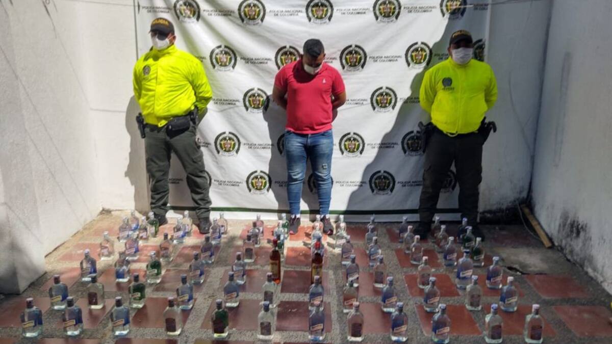 Capturan a una persona con 72 botellas de licor adulterado en Fundación