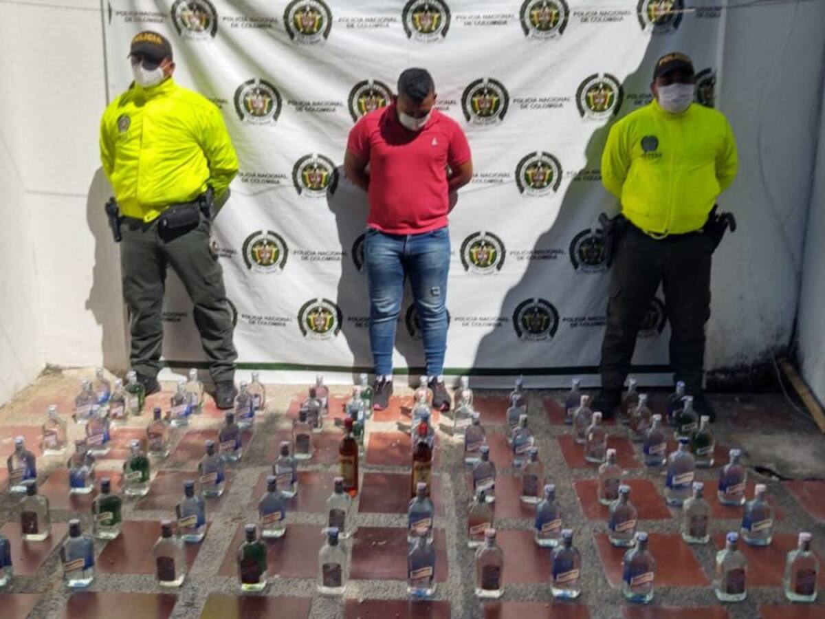 Capturan a una persona con 72 botellas de licor adulterado en Fundación