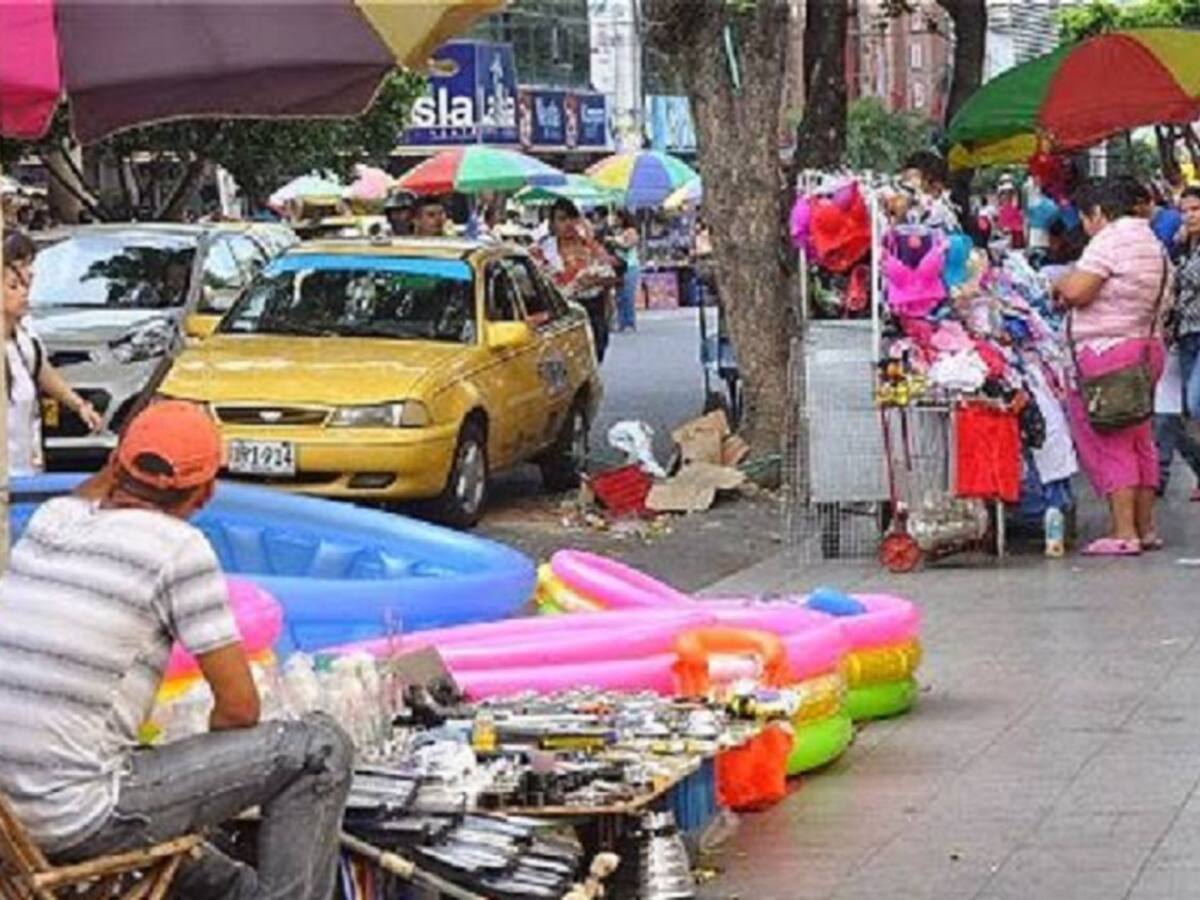 Vendedores informales en desacuerdo con posible pico y placa