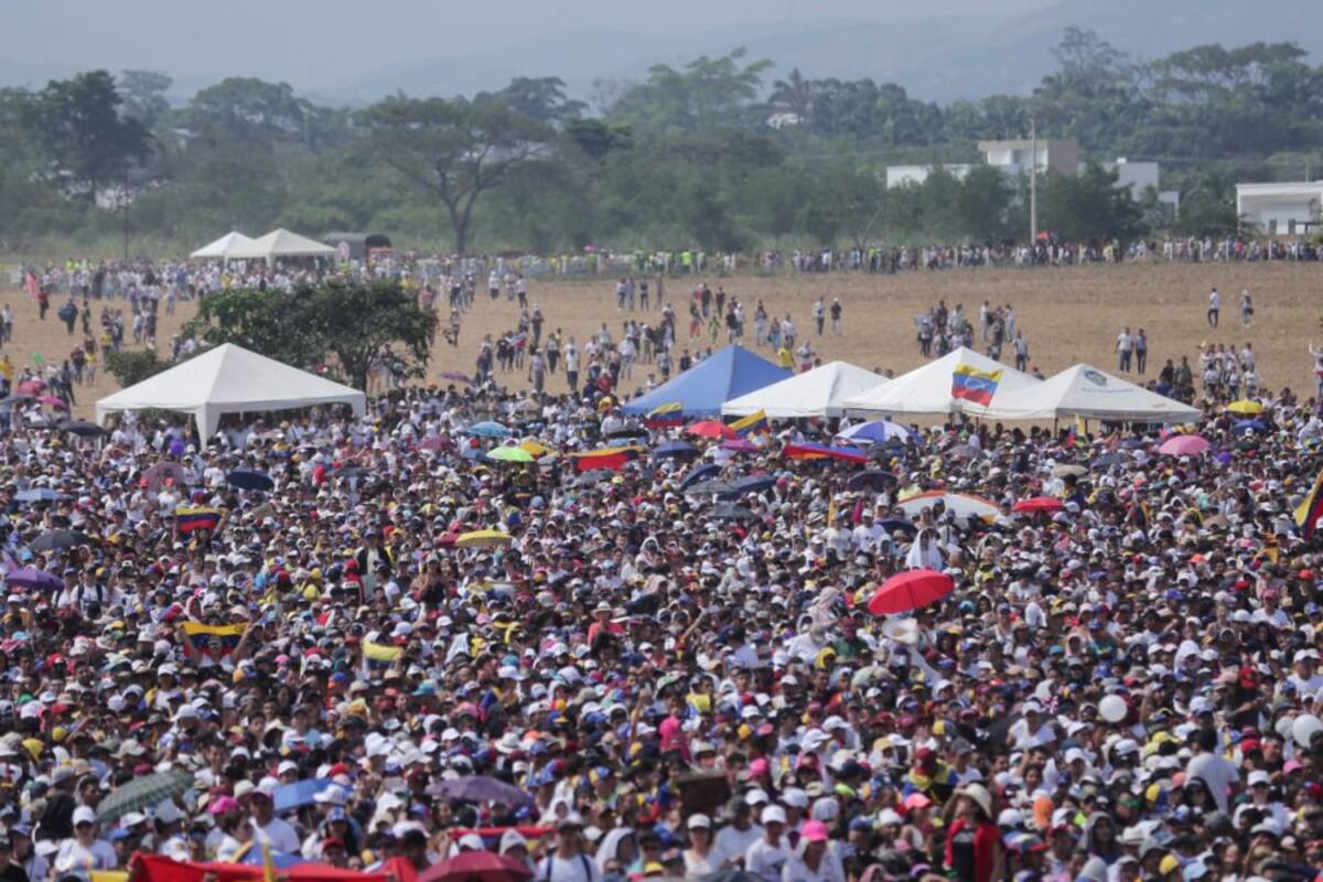 Sigue llegando miles de personas al concierto