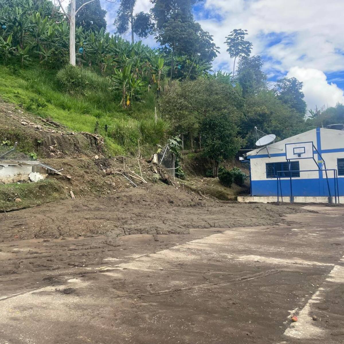 Denuncian falta de intervención por derrumbe en escuela rural de Buenavista, Quindío