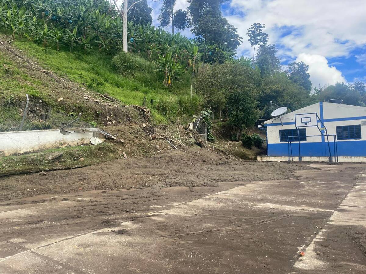 Denuncian falta de intervención por derrumbe en escuela rural de Buenavista, Quindío
