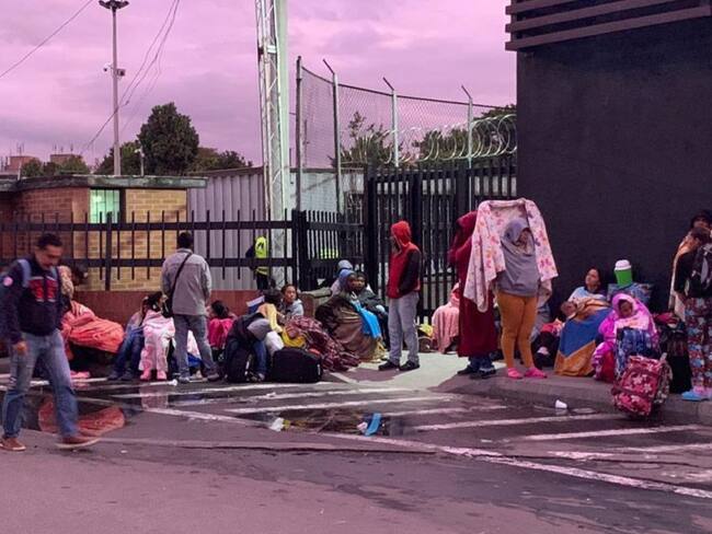 Crece el drama humano de venezolanos cerca del terminal en Bogotá