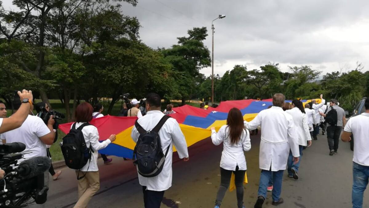 Más de 50 profesionales caminaron desde la frontera hasta el puente Tienditas para exigir garantías para sus pacientes.