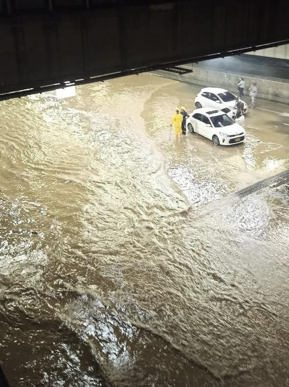 Inundaciones en vías de Medellín, tras fuertes aguaceros. Foto: Dagrd.