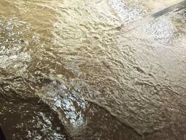 Inundaciones en vías de Medellín, tras fuertes aguaceros. Foto: Dagrd.