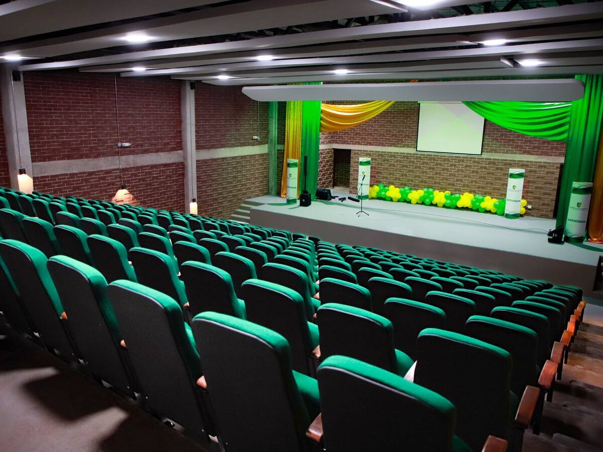 Gobernador de Antioquia entregó el renovado Teatro Pedro Nel Granada en Caramanta