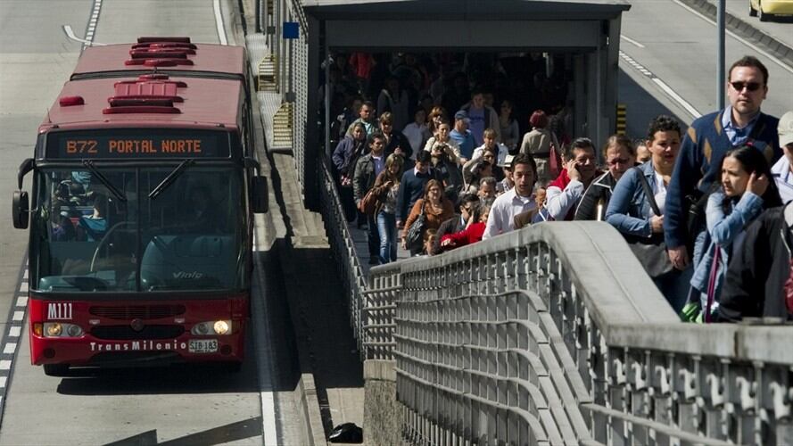 El Distrito debe contemplar la posibilidad de que entre 5 al 10 por ciento de los buses de Transmilenio sean eléctricos, dice Inti Asprilla. Foto: Getty Images