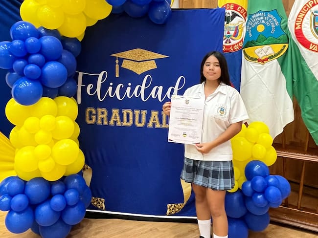 La estudiante Laura Pizarro Botero, de 16 años, del municipio de Guacarí, en el Valle, aún se encuentra en shock y muy impactada, de haber logrado el primer puesto en las Pruebas Saber 11 con un puntaje histórico de 437 puntos.