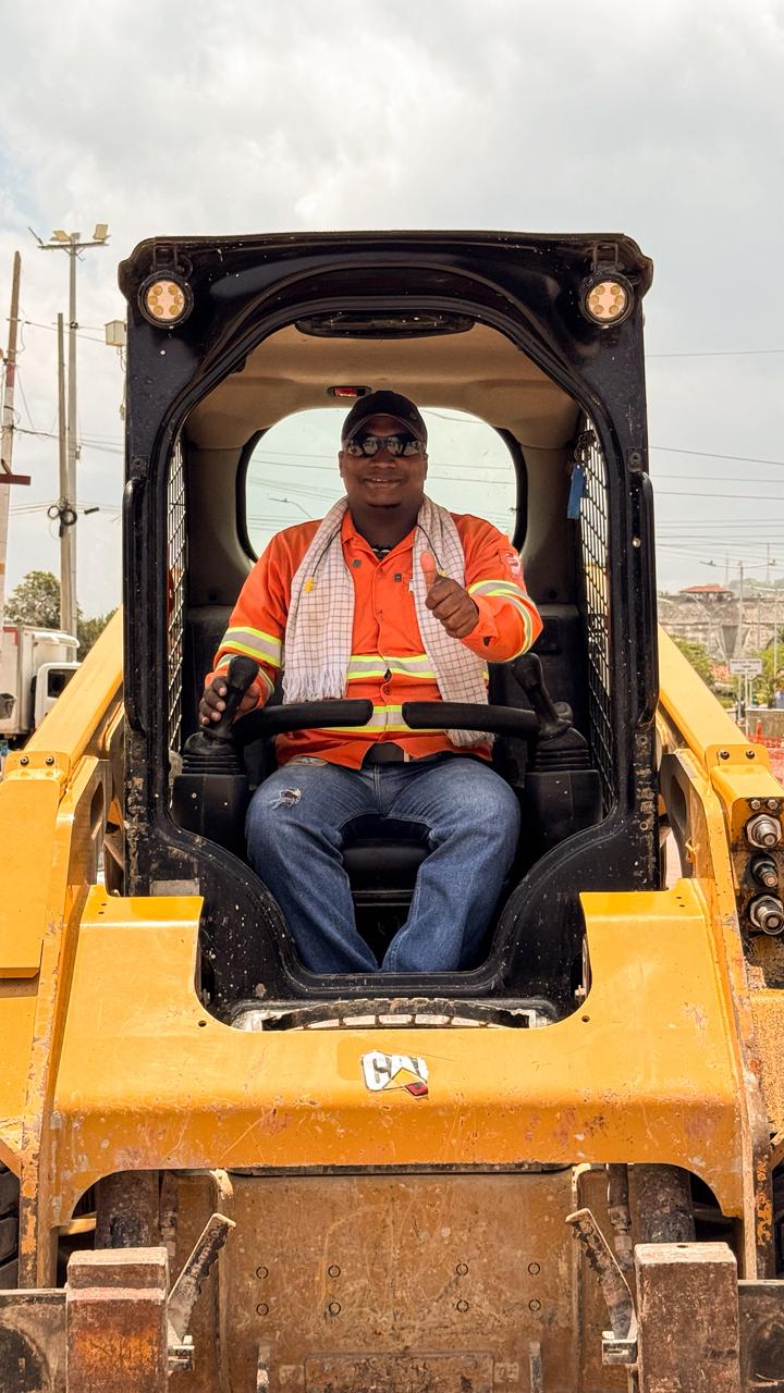 Carlos Enrique Salas Sierra, operador de maquinaria pesada en la obra. // Alcaldía de Cartagena