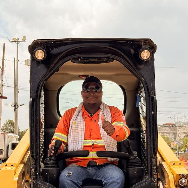 Carlos Enrique Salas Sierra, operador de maquinaria pesada en la obra. // Alcaldía de Cartagena