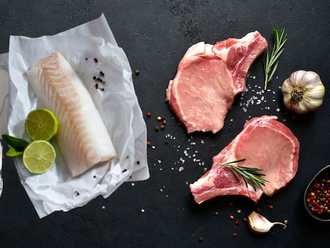 Qué es más saludable: la carne de cerdo o el pescado - Getty Images