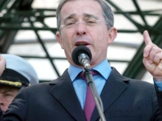 Uribe afirma que su Gobierno sí combatió al paramilitarismo