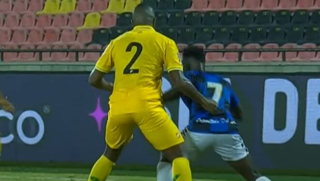 Jefferson Mena de Atlético Bucaramanga y Wilmar Cruz del Boyacá Chicó / Foto: captura de pantalla Win Sports