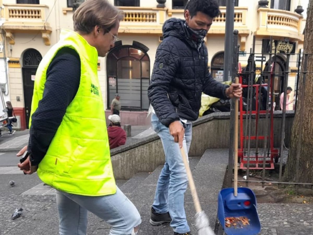 15 jóvenes infractores conmutaron multas barriendo las calles de Manizales