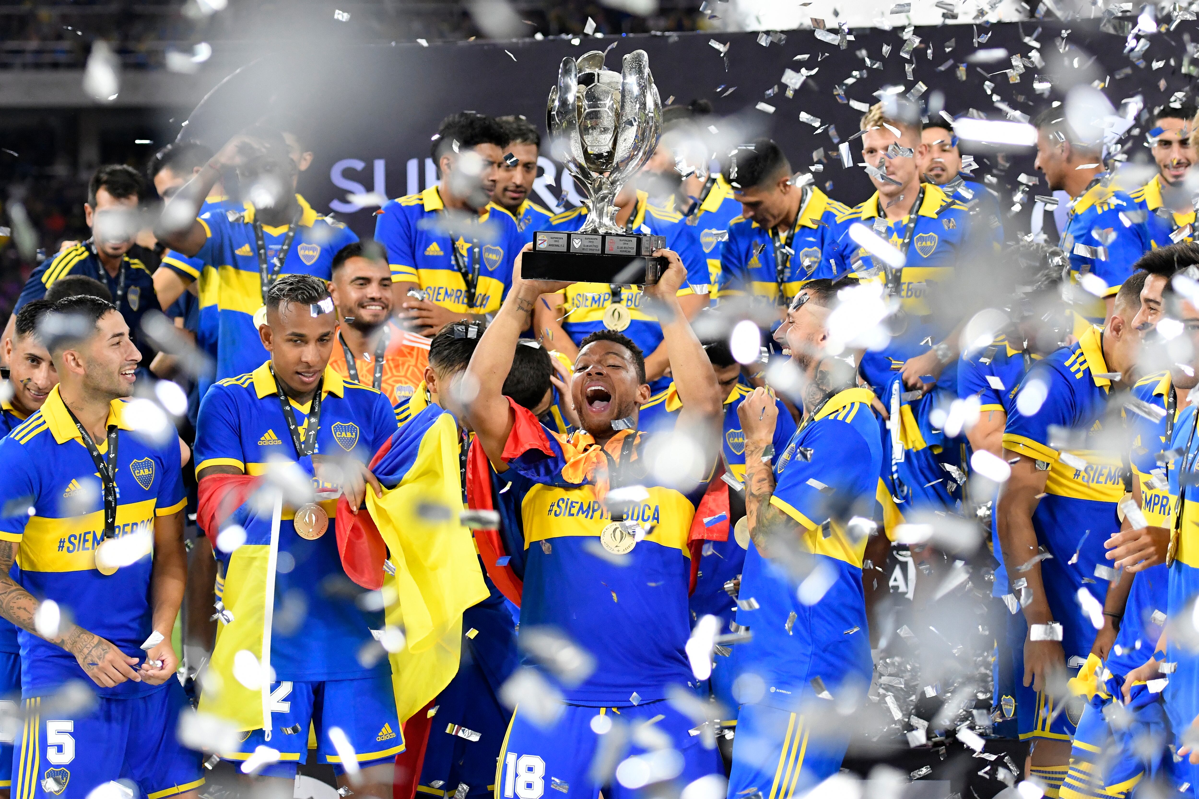 SANTIAGO DEL ESTERO, ARGENTINA - MARCH 01: Frank Fabra of Boca Juniors lifts the trophy as the team becomes Supercopa Argentina 2022 champions after winning the final between Boca Juniors and patronato at Estadio Unico Madre de Ciudades on March 1, 2023 in Santiago del Estero, Argentina. (Photo by Hernan Cortez/Getty Images)