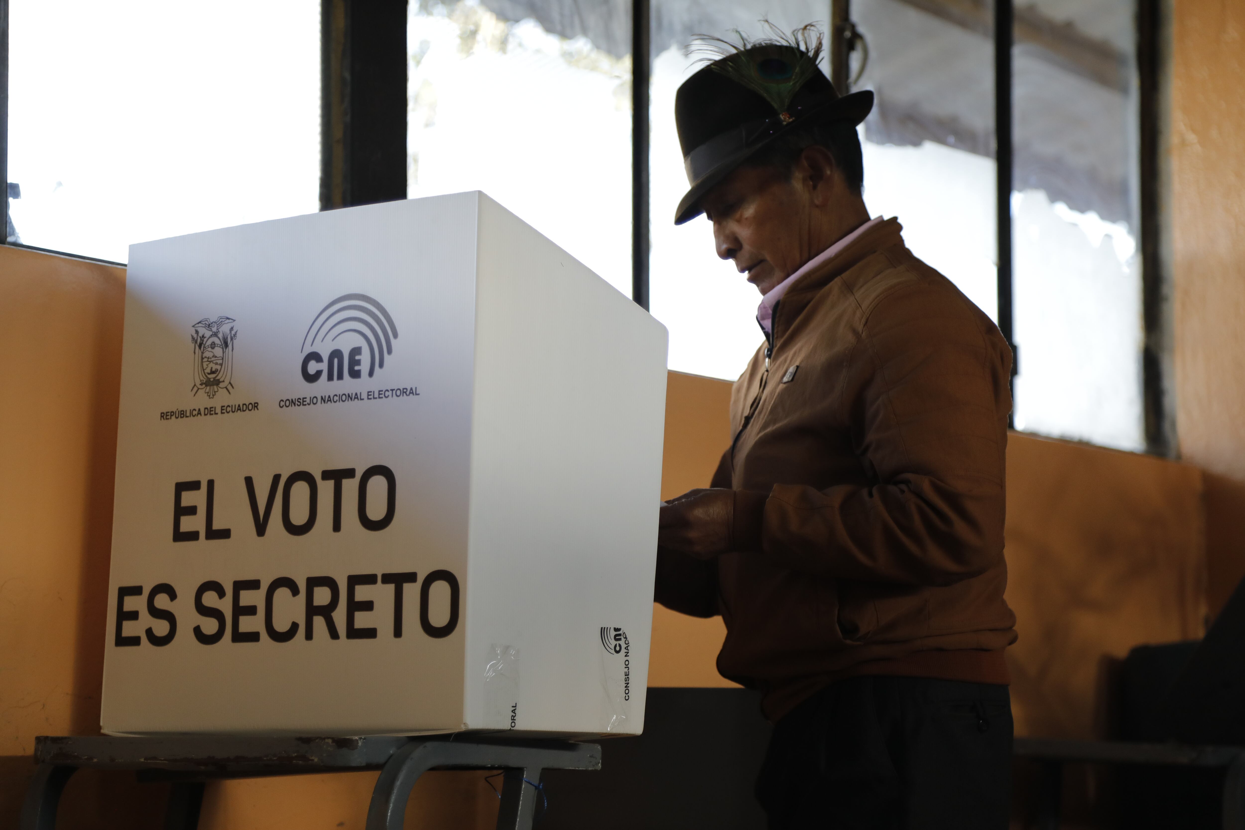 QUI01. QUITO (ECUADOR), 15/10/2023.- Ciudadanos asisten a votar en la segunda vuelta de las elecciones presidenciales hoy, en Quito (Ecuador). Al igual que en la primera vuelta celebrada el 20 de agosto, esta jornada de votación volverá a tener un fuerte dispositivo de seguridad con unas 100.000 personas enfocadas en garantizar el correcto desarrollo del sufragio, entre ellas unos 53.000 policías y 42.000 militares. EFE/ Santiago Fernández