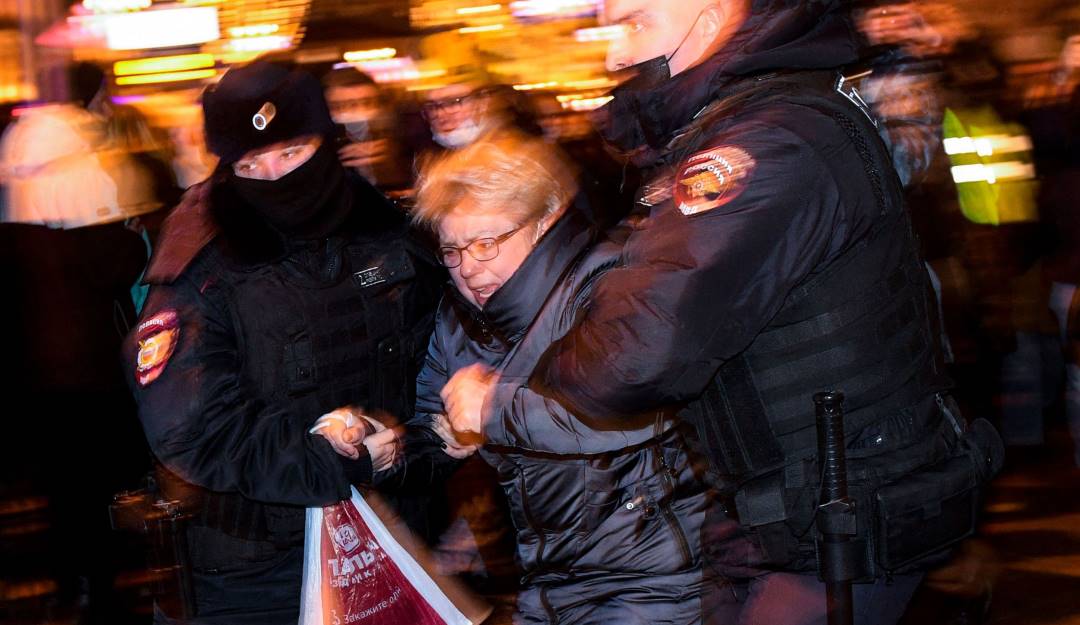 Detención de manifestantes rusos que rechazan la invasión a Ucrania.        Foto: Getty 