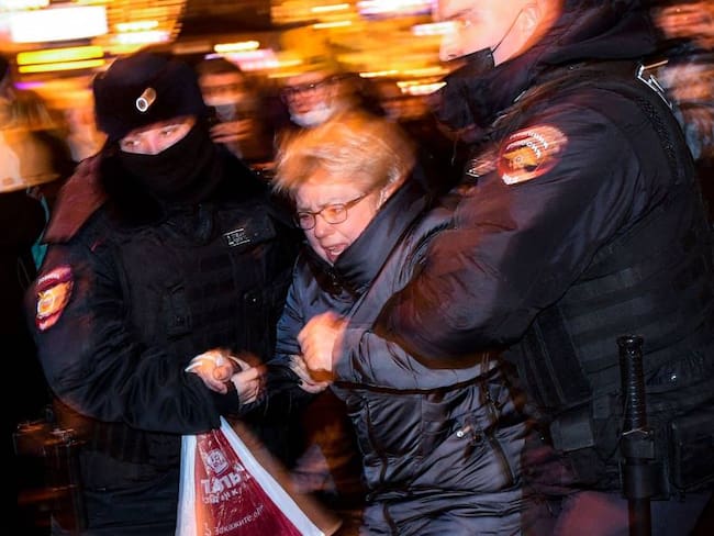 Detención de manifestantes rusos que rechazan la invasión a Ucrania.        Foto: Getty 