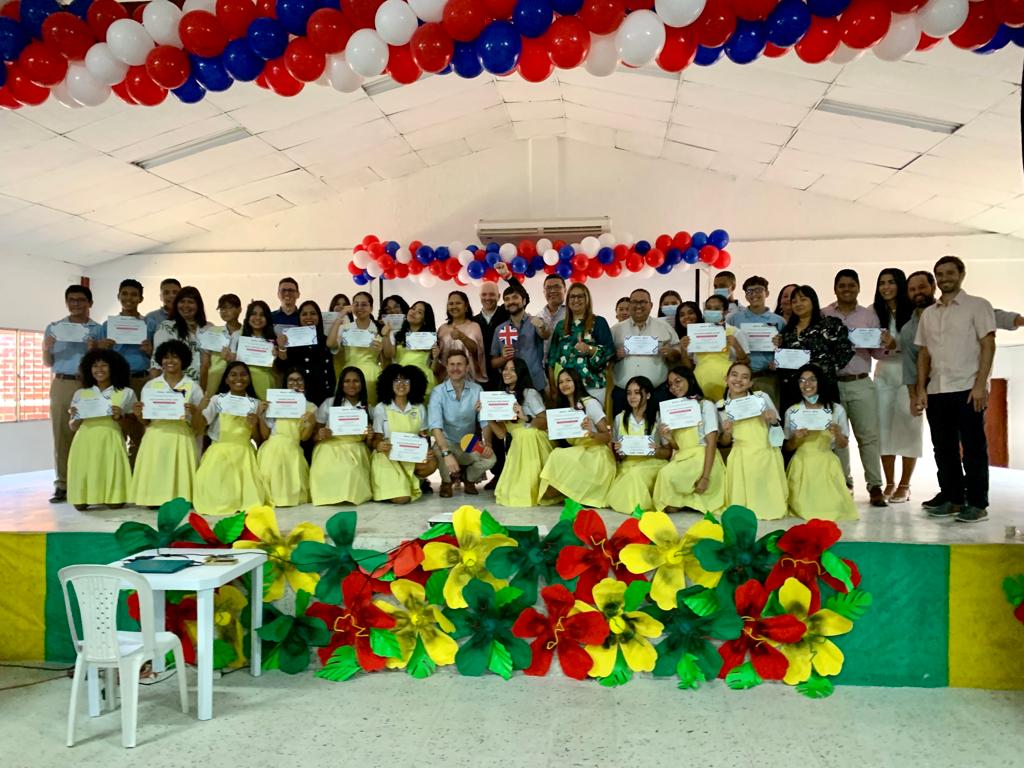 Embajador del Reino Unido, George Hodgson al colegio Sofía Camargo en Barranquilla./Caracol Radio