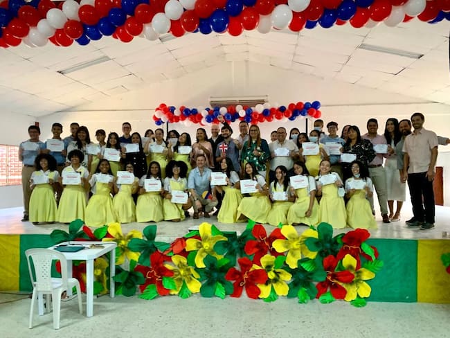 Embajador del Reino Unido, George Hodgson al colegio Sofía Camargo en Barranquilla./Caracol Radio