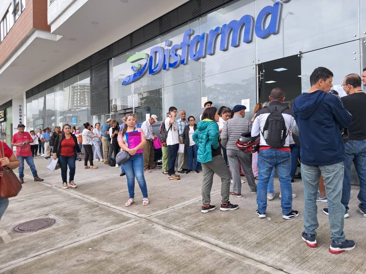 Indignación en Armenia, Quindío, por largas filas en punto de entrega de medicamentos de Disfarma