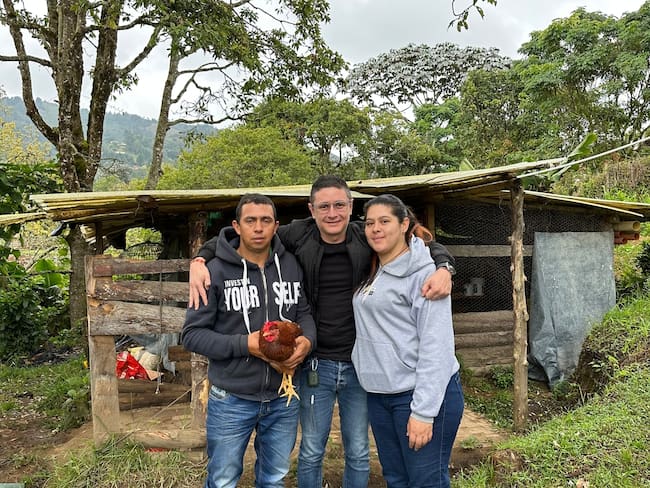 Un viejo favor: le regalan 75 gallinas a familia que las perdió por pólvora